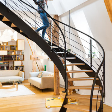 Amménagement intérieur autour d'un escalier dans un loft