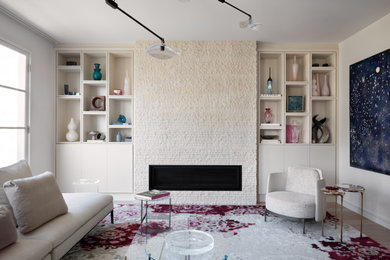 Imagen de salón contemporáneo de tamaño medio con paredes blancas, moqueta, todas las chimeneas y televisor retractable