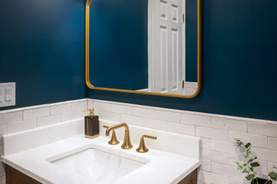 ブリッジポートにあるトランジショナルスタイルのおしゃれなトイレ・洗面所の写真