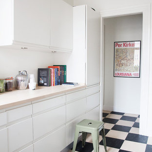 Свежая идея для дизайна: маленькая отдельная, линейная кухня в скандинавском стиле с плоскими фасадами, белыми фасадами, столешницей из дерева и полом из линолеума без острова - отличное фото интерьера