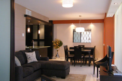 Diseño de salón abierto contemporáneo de tamaño medio con televisor independiente y suelo blanco
