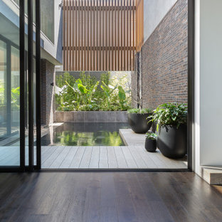 メルボルンのコンテンポラリースタイルのおしゃれなホームジム (マルチカラーの壁、大理石の床、茶色い床) の写真