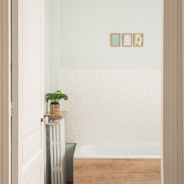 Courbevoie - Détail de la salle de bain - Carrelage en relief blanc