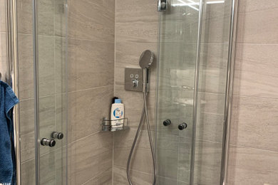 Kleines Modernes Duschbad mit bodengleicher Dusche, Wandtoilette, beiger Wandfarbe, Aufsatzwaschbecken, Granit-Waschbecken/Waschtisch, blauem Boden, Falttür-Duschabtrennung, blauer Waschtischplatte, Einzelwaschbecken und freistehendem Waschtisch in Sonstige