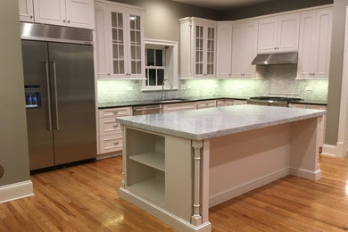 Kitchen - traditional kitchen idea in Chicago