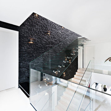 Glastreppe mit schwarzen Glasstufen