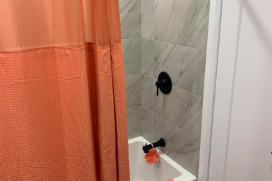 Example of a transitional bathroom design in Toronto