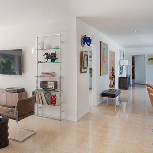 Ispirazione per un corridoio moderno di medie dimensioni con pareti bianche, pavimento alla veneziana, una porta singola, una porta blu e pavimento beige