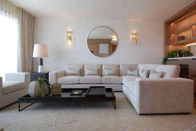 Foto de salón abierto y beige y blanco contemporáneo de tamaño medio con suelo de baldosas de cerámica y suelo beige