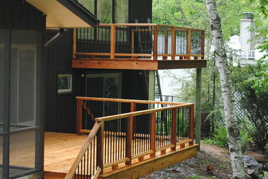 Inspiration for a mid-sized arts and crafts side yard deck in Milwaukee with a roof extension.