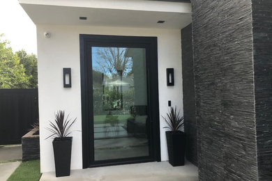 Example of a trendy entryway design in Los Angeles