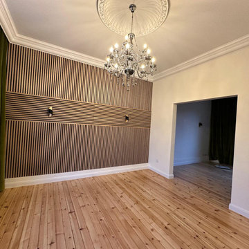 Wohnzimmer Renovierung im Altbau mit Akustikpaneelen und Stuckleisten in Bremen