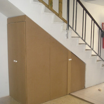 BAJO ESCALERAS