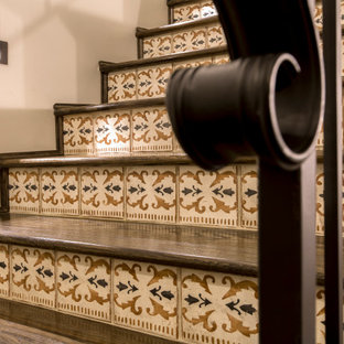 Mediterrane Treppe mit Terrakotta-Setzstufen und Stahlgeländer in Dallas
