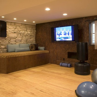 デンバーのコンテンポラリースタイルのおしゃれなホームジム (茶色い壁、淡色無垢フローリング、オレンジの床) の写真