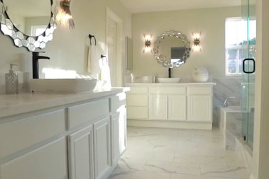 サンディエゴにある高級な広い地中海スタイルのおしゃれな浴室の写真