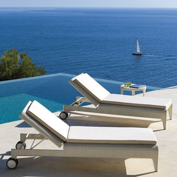 The ''U'' Outdoor Chaise Lounge