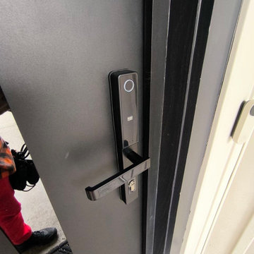 Cynex 6777 Black with fingerprint smart lock