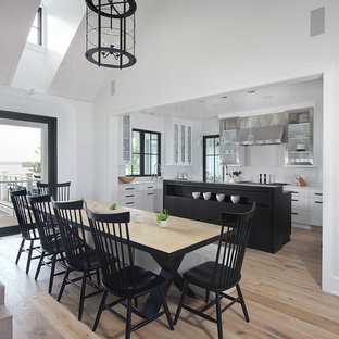 ミルウォーキーのカントリー風 LDKの画像 (白い壁、淡色無垢フローリング)