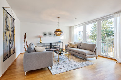 Mittelgroßes, Repräsentatives, Offenes Modernes Wohnzimmer mit weißer Wandfarbe, hellem Holzboden und braunem Boden in Köln