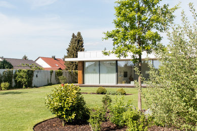 Großes, Einstöckiges Klassisches Haus mit Backsteinfassade, Flachdach und Verschalung in Sonstige