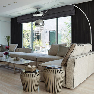 Idéer för att renovera ett funkis vardagsrum, med vita väggar, målat trägolv och beiget golv