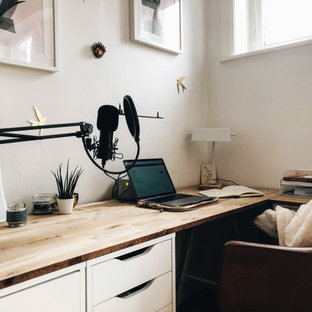 Skandinavische Arbeitszimmer mit rosa Wandfarbe Ideen, Design & Bilder