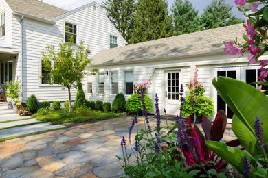 Example of an eclectic home design design in Boston
