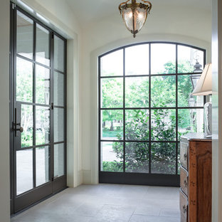 ヒューストンのトラディショナルスタイルのおしゃれな玄関ラウンジ (白い壁) の写真