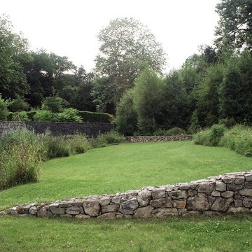 Muros de caliza y pizarra.