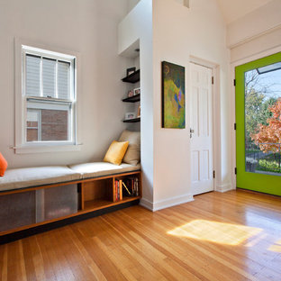 Foto de distribuidor bohemio, de tamaño medio, con paredes blancas, suelo de madera en tonos medios, puerta simple y puerta verde