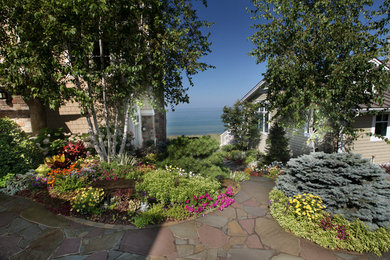 Photo of a coastal full sun front yard landscaping in Grand Rapids for summer.