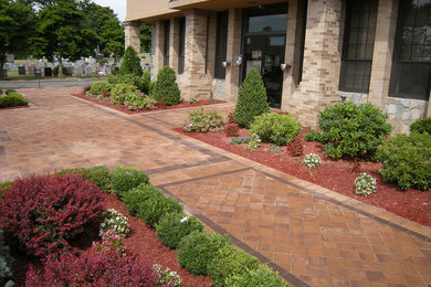 Inspiration for a traditional landscaping in New York.