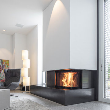 Geschlossenes Holzfeuer für modernen Loungebereich