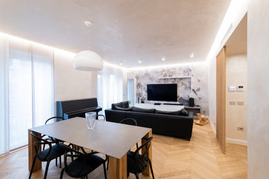 Foto di un soggiorno minimalista di medie dimensioni e aperto con pareti bianche, parquet chiaro, TV a parete e carta da parati