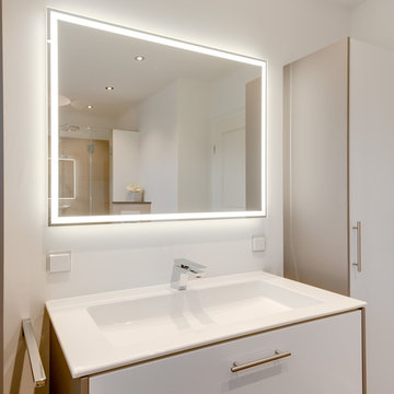 Badezimmer mit Wanne und hochwertiger Glasdusche