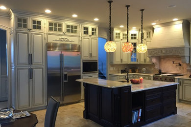 Kitchen - transitional kitchen idea in Detroit