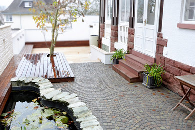 Kleiner Klassischer Vorgarten mit Natursteinplatten in Frankfurt am Main