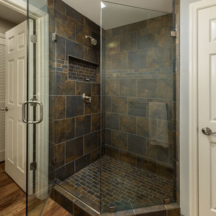 Badezimmer mit schwarzen Fliesen und Vinylboden Ideen, Design & Bilder