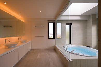 おしゃれな浴室 (グレーのタイル、磁器タイル、グレーの壁、磁器タイルの床、グレーの床) の写真