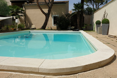 Margelles de piscine en pierre de taille par Atelier Alain Bidal