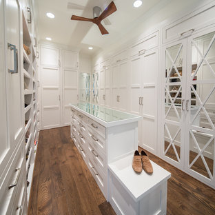 Новые идеи обустройства дома: гардеробная комната в стиле современная классика с фасадами в стиле шейкер, белыми фасадами, темным паркетным полом и коричневым полом для женщин или мужчин