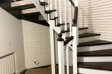 На фото: лестница среднего размера в современном стиле с