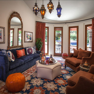 Imagen de salón para visitas abierto, mediterráneo, de tamaño medio, sin televisor, con paredes blancas, suelo de mármol, chimenea tradicional y marco de chimenea de piedra