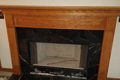 デトロイトにある高級な中くらいなトラディショナルスタイルのおしゃれなオープンリビング (カーペット敷き、標準型暖炉、木材の暖炉まわり、ベージュの床) の写真