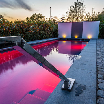 Pool im Fokus - mit verschiedenen Beleuchtungsfarben
