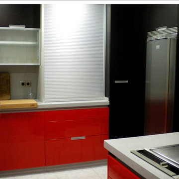 Cocina en Rojo brillo intenso, tirador gola y embutido con encimera de Silestone