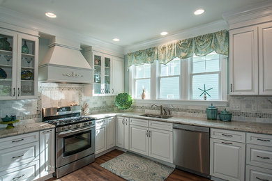 Trendy kitchen photo in Charleston