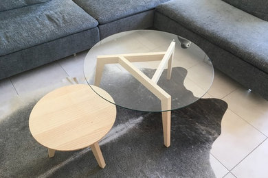 Table basse ronde à trois pieds avec plateau en verre