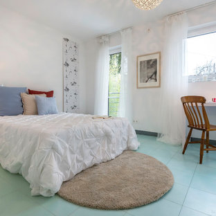 Exemple d'une chambre parentale tendance de taille moyenne avec un mur blanc, un sol turquoise et aucune cheminée.